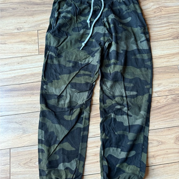 Victoria Secret PINK Camo Sweatpants Women’s Size Medium - Picture 3 of 5